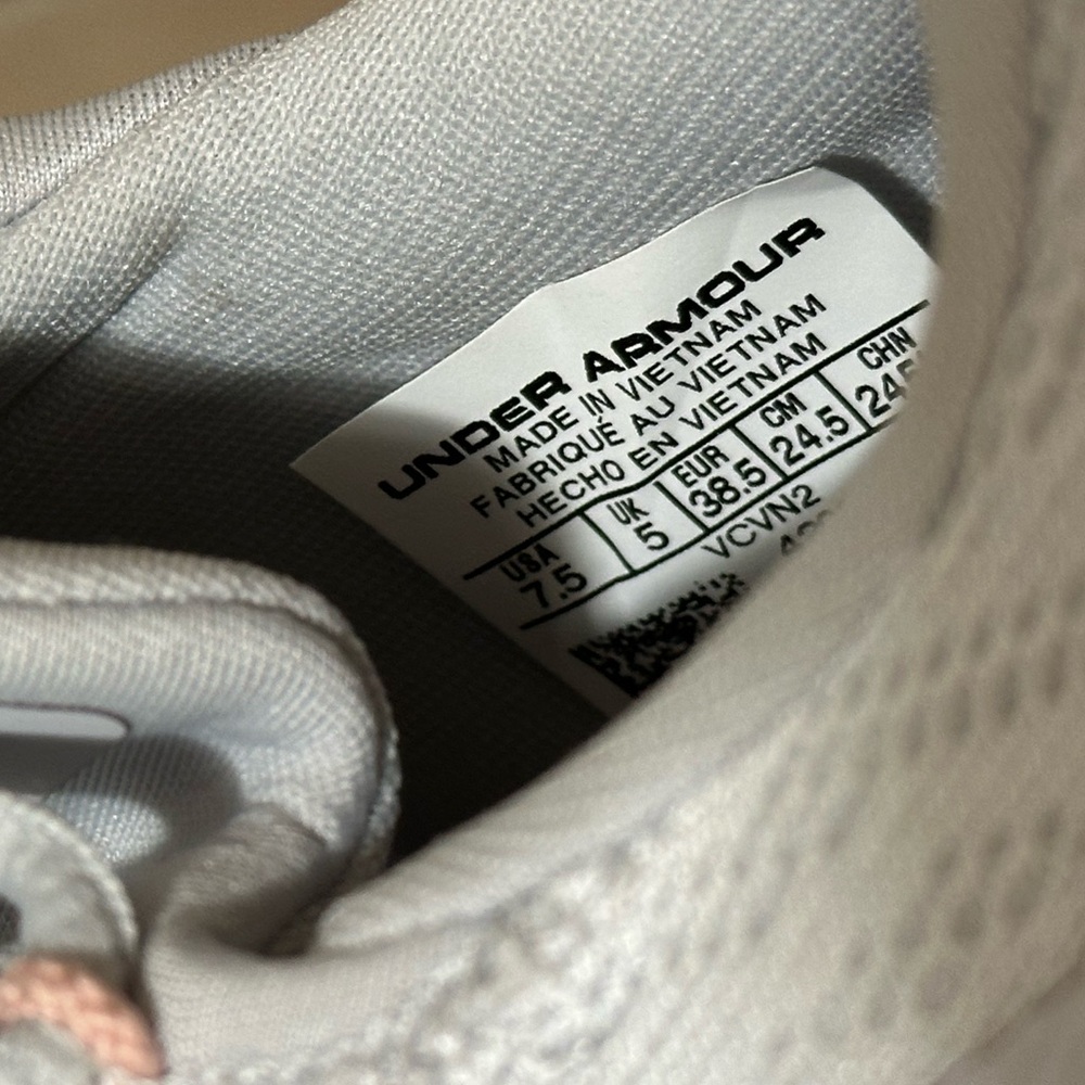 Under Armour Woman’s Sneaker size 7 1/2 gray. Never been wornn🤍 - Picture 12 of 12